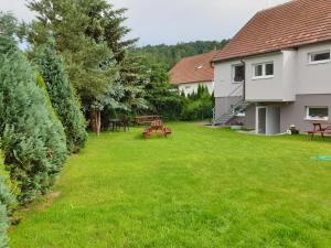 un patio con una mesa de picnic y una casa en Ubytování ADR100 Adršpach, en Adršpach