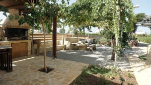 A garden outside Studio Panagiota - Oasis holiday houses
