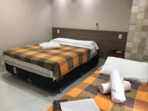 - 2 lits dans une chambre avec 2 jupes de lit dans l'établissement Atlântico Flat - Apto 109, à Natal