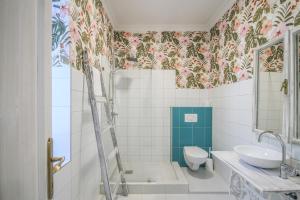 ein Bad mit einem WC und einem Waschbecken in der Unterkunft Villa Bella in Badacsonytomaj