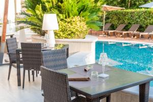 Bazén v ubytování Hotel Stella Della Versilia nebo v jeho okolí