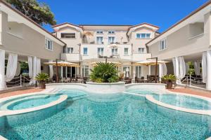 Bazén v ubytování Hotel Stella Della Versilia nebo v jeho okolí