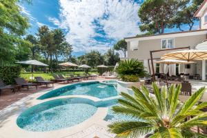 Bazén v ubytování Hotel Stella Della Versilia nebo v jeho okolí