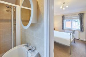 ein Bad mit einem Bett, einer Badewanne und einem Waschbecken in der Unterkunft Host & Stay - The Limes in Harrogate