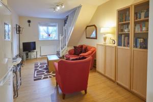 ein Wohnzimmer mit einem roten Stuhl und einem Sofa in der Unterkunft Host & Stay - The Limes in Harrogate
