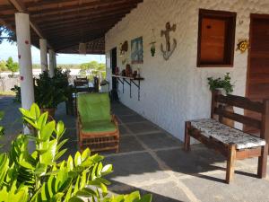 un portico di una casa con una sedia verde e una panchina di Pousada da Mamae a Barra Grande Altre 27 foto
