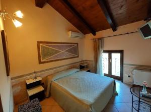 1 dormitorio con 1 cama en una habitación con ventana en Cilento Antico, en Stella Cilento