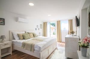A bed or beds in a room at Villa Bella