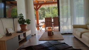 Posedenie v ubytovaní Vila Brig 108 - private swimming pool and jacuzzi