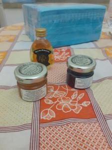 zwei Gläser Honig auf einem Tisch mit einer Schachtel in der Unterkunft Casa La Ronza in Lecce