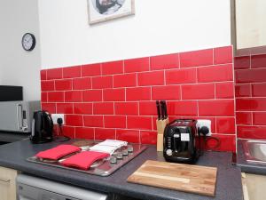 Η κουζίνα ή μικρή κουζίνα στο Kirkstall House +41 φωτογραφίες