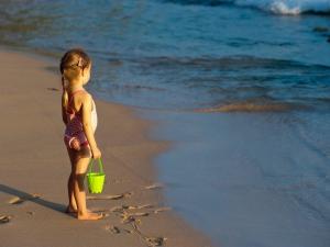 ニーンドルフにあるKleines Strandhotelの浜辺に立つ女の子