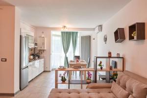 Il comprend un salon avec un canapé et une cuisine. dans l'établissement Rubic Apartment Spa n Pool beach Resort, à Mamaia Nord – Năvodari
