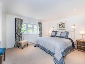 1 dormitorio con cama y ventana en Knole B&B, en Sevenoaks