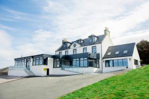 una gran casa blanca con muchas ventanas en The Knowes Hotel & Restaurant, en Macduff