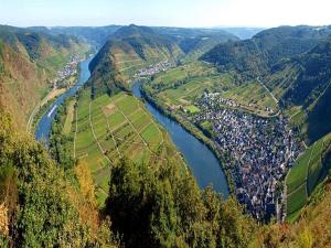una vista aérea de un río en un valle en Weincafé Korkenzieher en Briedel