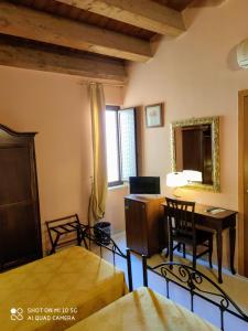 a bedroom with two beds and a desk and a mirror at Sorella Luna in Siracusa