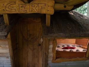 una baita con un letto al centro di Les cabanes de Labrousse a Saint-Julien-Labrousse