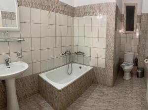 A bathroom at Ξενοδοχείο Acropol