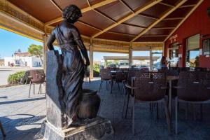Eine Statue einer Frau, die vor einem Restaurant steht. in der Unterkunft HOTEL Boutique ÁNGEL in Santa Cruz de Mudela