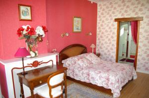 Un pat sau paturi într-o cameră la La Cognée