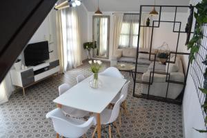 un soggiorno con tavolo bianco e sedie bianche di Apartman L&M a Cetinje (Cettigne)