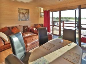 sala de estar con mesa y muebles de cuero en Lakeside Fishing Lodges en Boston