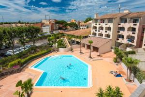 een uitzicht over het zwembad van een hotel bij Residence Agathea in Cap d'Agde