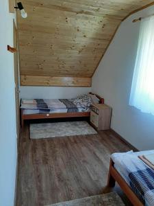 Ένα ή περισσότερα κρεβάτια σε δωμάτιο στο Apartman Šumska Tajna