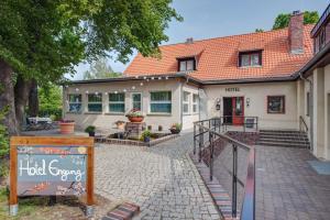 une maison avec un panneau devant elle dans l'établissement Landhotel Diana, à Teltow