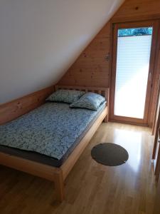 Un pat sau paturi într-o cameră la Brunarica