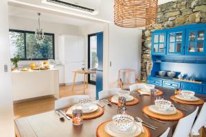 a kitchen and dining room with a table and chairs at Hostel da Palmeira in Praia da Vitória