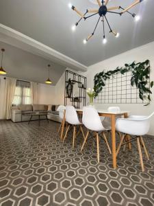 Una sala de estar con una mesa y sillas y un sofá. en Apartman L&M, en Cetinje