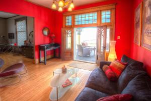 sala de estar con sofá y paredes rojas en Lauerman House Inn Bed & Breakfast, en Marinette