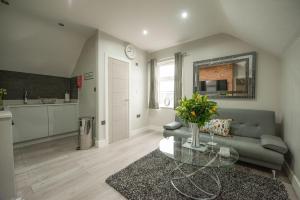 sala de estar con sofá y mesa de cristal en Laurel House, en Reading