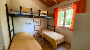 ein Schlafzimmer mit zwei Etagenbetten und einem Fenster in der Unterkunft Les Hauts du Coustalier in Doissat + 49 Fotos