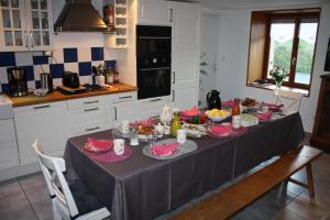 Una mesa en una cocina con comida. en Le Clos du Jubin, en Saint-Forgeux