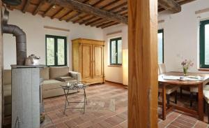 salon z kuchenką i stołem w obiekcie Casa Berti - Urlaub im Olivenhain w mieście Camaiore