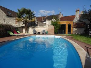 una grande piscina blu in un cortile di Le Clos Elisa a Saint Laurent Nouan
