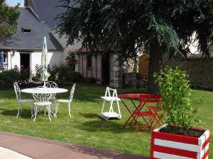 uma mesa e cadeiras no quintal de uma casa em Le Clos Elisa em Saint Laurent Nouan