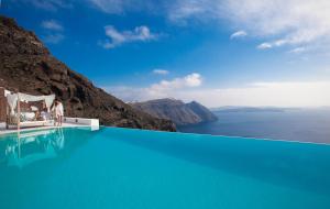 una piscina con vistas al océano en San Antonio - Small Luxury Hotels of the World, en Imerovigli