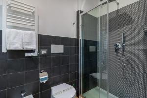 A bathroom at OTTO Rooms & Photogallery