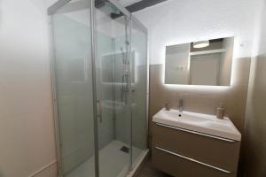 W łazience znajduje się szklana kabina prysznicowa i umywalka. w obiekcie Domaine du parc w mieście Grandvillers