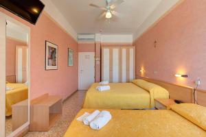 Postel nebo postele na pokoji v ubytování Hotel Nella