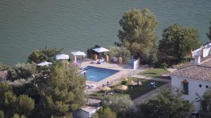 Der Swimmingpool an oder in der Nähe von Caserio de Iznájar