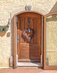 une porte en bois avec une couronne en forme de cœur dans l'établissement Le Pavillon de Pampelonne, à Saint-Tropez