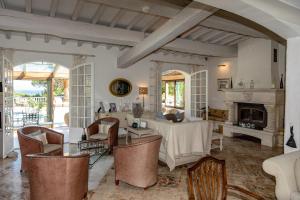 een woonkamer met een tafel en een open haard bij Le Pavillon de Pampelonne in Saint-Tropez