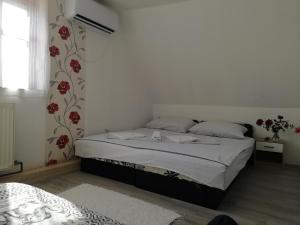 A bed or beds in a room at Micófogadó