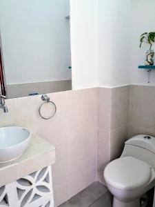 
A bathroom at Bona Vida Hostel La Quinta
