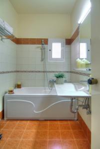 Koupelna v ubytování Hotel Kalafati